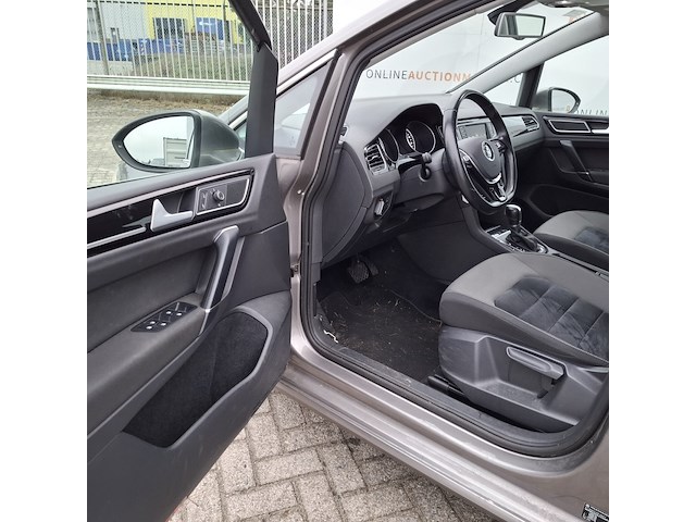 Personenauto, volkswagen, golf - afbeelding 22 van  46