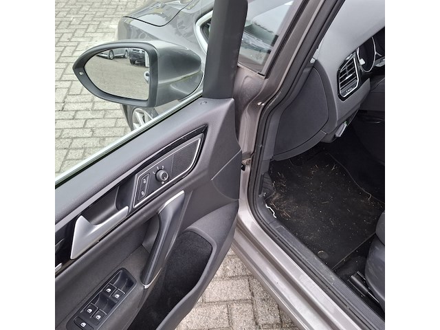 Personenauto, volkswagen, golf - afbeelding 23 van  46