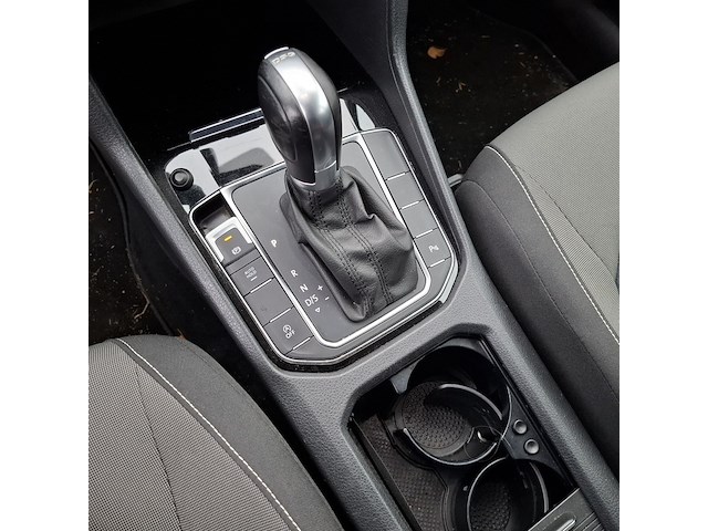 Personenauto, volkswagen, golf - afbeelding 30 van  46