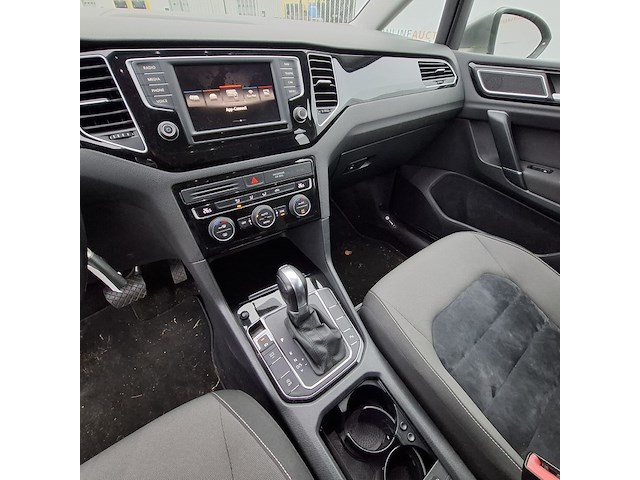 Personenauto, volkswagen, golf - afbeelding 31 van  46