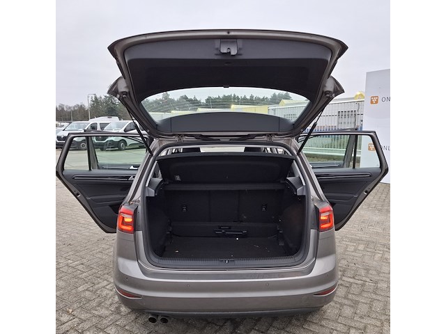 Personenauto, volkswagen, golf - afbeelding 34 van  46
