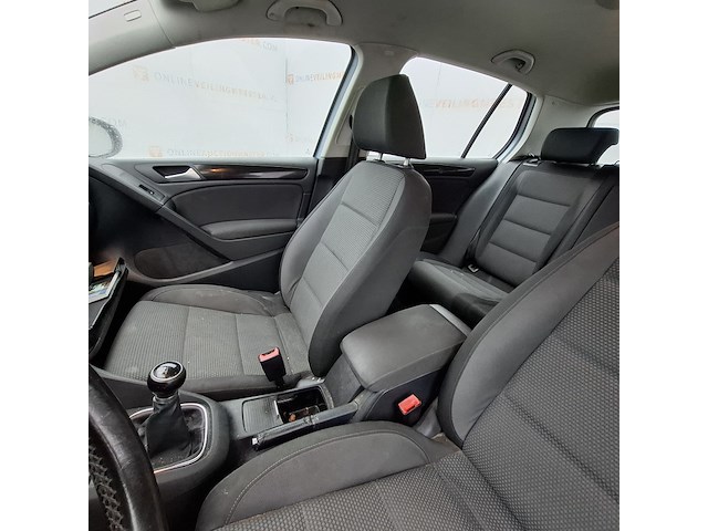 Personenauto, volkswagen, golf - afbeelding 32 van  47