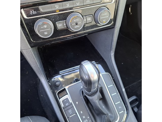 Personenauto, volkswagen, golf - afbeelding 30 van  52