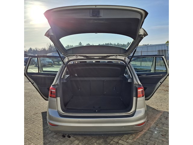 Personenauto, volkswagen, golf - afbeelding 35 van  52