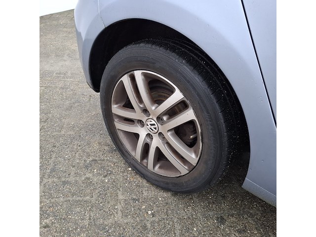 Personenauto, volkswagen, golf - afbeelding 4 van  47