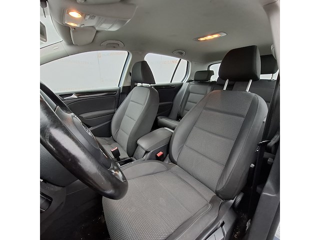 Personenauto, volkswagen, golf - afbeelding 17 van  47