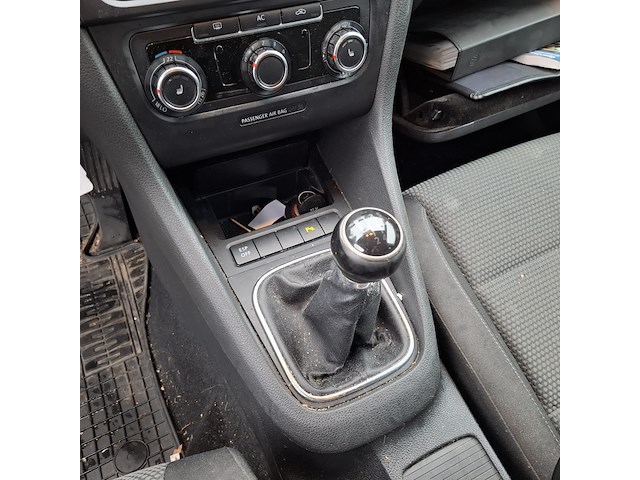 Personenauto, volkswagen, golf - afbeelding 24 van  47