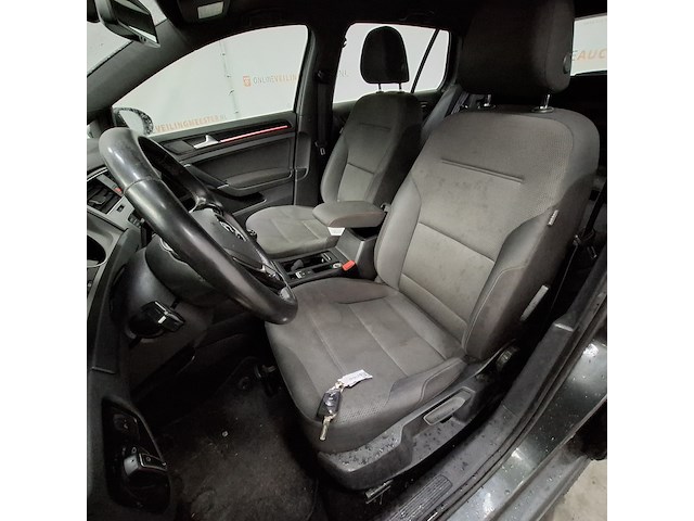 Personenauto, volkswagen, golf - afbeelding 14 van  47