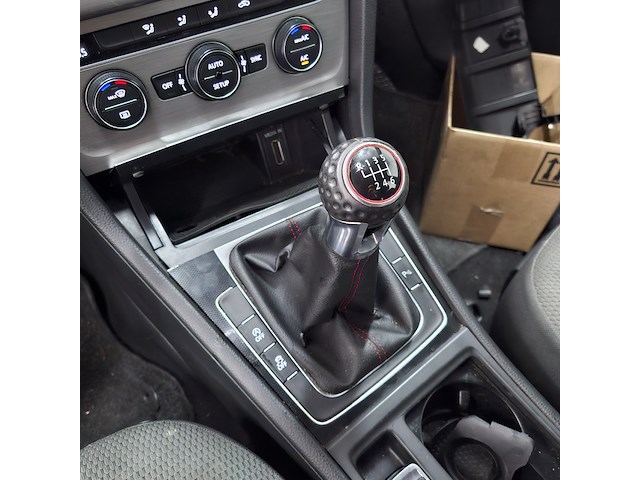 Personenauto, volkswagen, golf - afbeelding 19 van  47