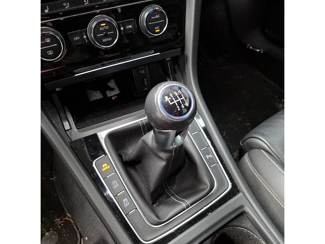 Personenauto, volkswagen, golf - afbeelding 21 van  50