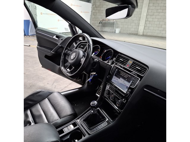 Personenauto, volkswagen, golf - afbeelding 30 van  50