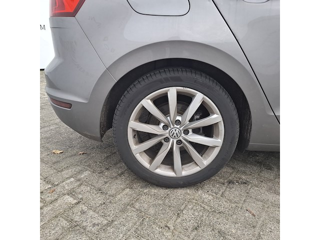 Personenauto, volkswagen, sportsvan - afbeelding 12 van  47