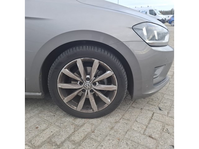 Personenauto, volkswagen, sportsvan - afbeelding 13 van  47