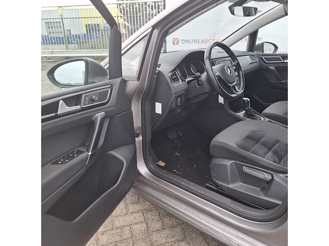 Personenauto, volkswagen, sportsvan - afbeelding 22 van  47