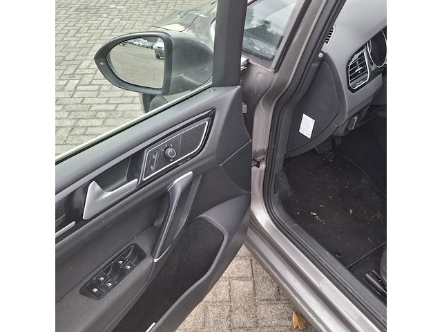Personenauto, volkswagen, sportsvan - afbeelding 23 van  47