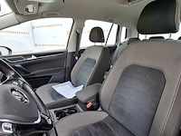 Personenauto, volkswagen, sportsvan - afbeelding 25 van  47