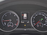 Personenauto, volkswagen, sportsvan - afbeelding 27 van  47