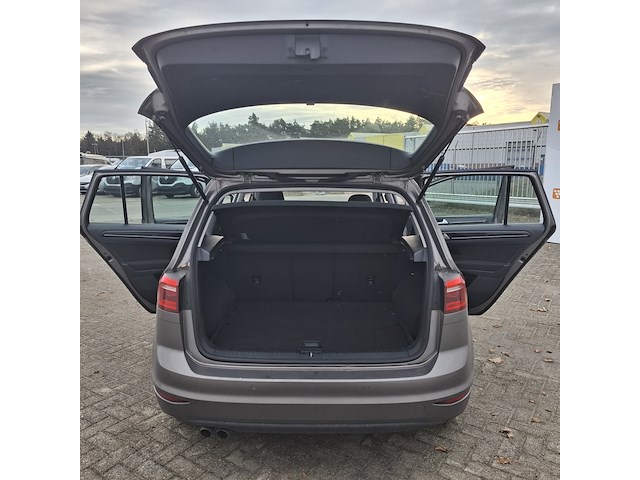 Personenauto, volkswagen, sportsvan - afbeelding 35 van  47