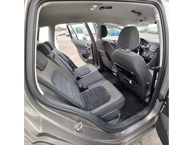 Personenauto, volkswagen, sportsvan - afbeelding 38 van  47