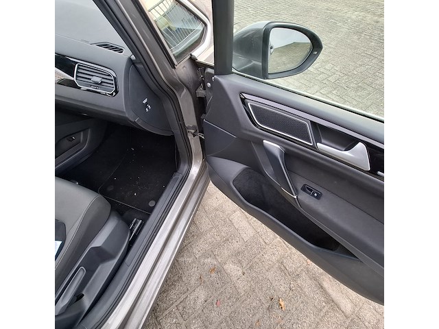 Personenauto, volkswagen, sportsvan - afbeelding 40 van  47