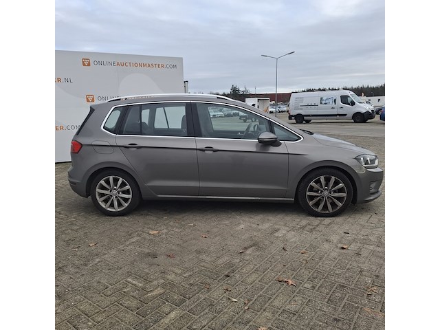 Personenauto, volkswagen, sportsvan - afbeelding 4 van  47