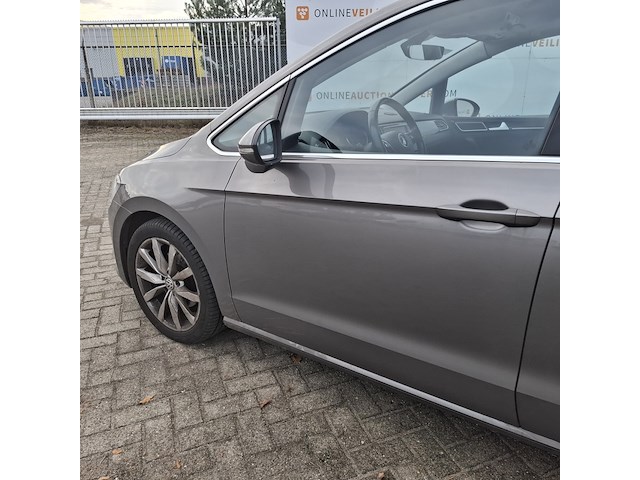 Personenauto, volkswagen, sportsvan - afbeelding 8 van  47