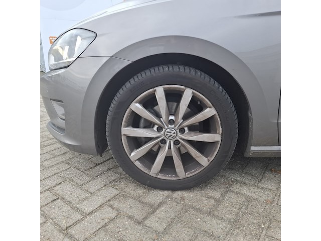 Personenauto, volkswagen, sportsvan - afbeelding 9 van  47