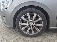 Personenauto, volkswagen, sportsvan - afbeelding 9 van  47