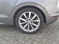 Personenauto, volkswagen, sportsvan - afbeelding 11 van  49