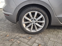 Personenauto, volkswagen, sportsvan - afbeelding 12 van  49