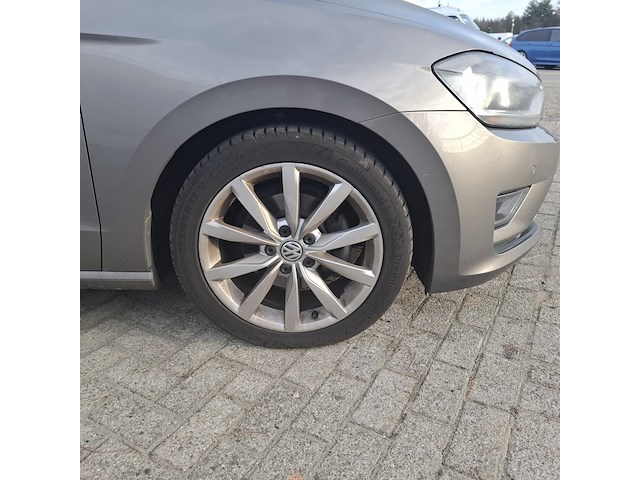 Personenauto, volkswagen, sportsvan - afbeelding 13 van  49