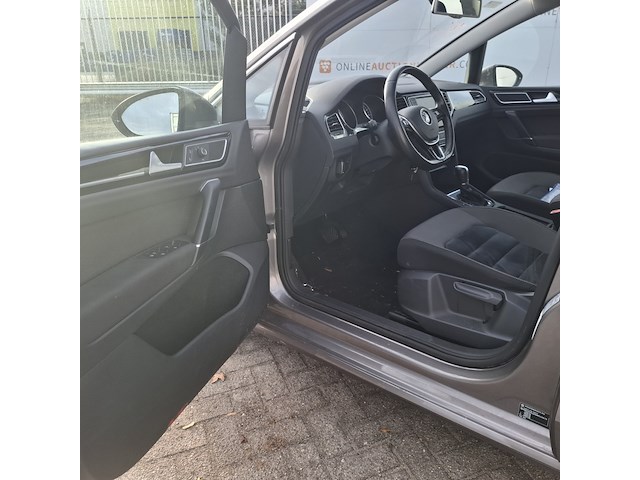 Personenauto, volkswagen, sportsvan - afbeelding 23 van  49