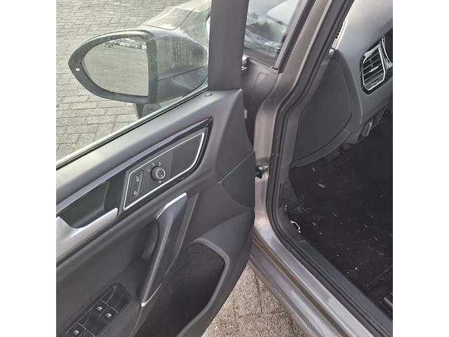 Personenauto, volkswagen, sportsvan - afbeelding 24 van  49