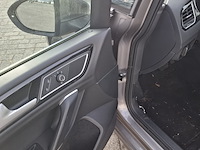 Personenauto, volkswagen, sportsvan - afbeelding 24 van  49