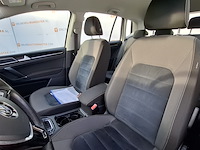 Personenauto, volkswagen, sportsvan - afbeelding 25 van  49