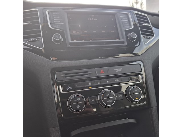 Personenauto, volkswagen, sportsvan - afbeelding 30 van  49