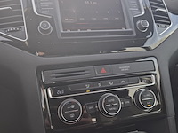 Personenauto, volkswagen, sportsvan - afbeelding 30 van  49