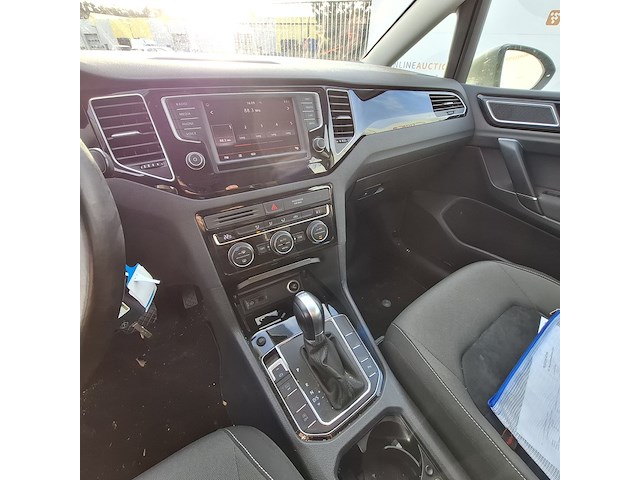 Personenauto, volkswagen, sportsvan - afbeelding 32 van  49