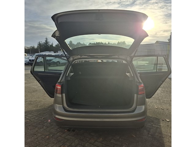 Personenauto, volkswagen, sportsvan - afbeelding 35 van  49