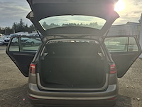 Personenauto, volkswagen, sportsvan - afbeelding 35 van  49