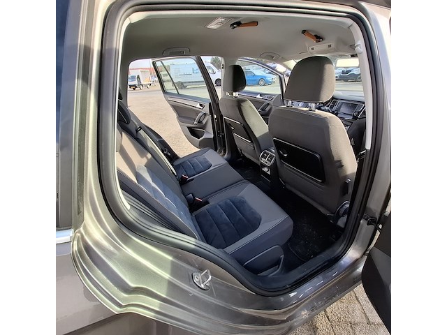 Personenauto, volkswagen, sportsvan - afbeelding 38 van  49