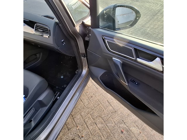 Personenauto, volkswagen, sportsvan - afbeelding 40 van  49