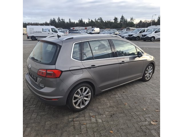 Personenauto, volkswagen, sportsvan - afbeelding 5 van  49