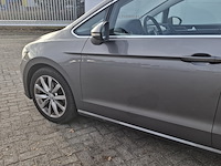 Personenauto, volkswagen, sportsvan - afbeelding 8 van  49