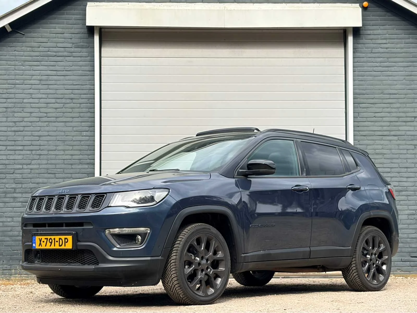 Personenauto's en bedrijfswagens te wenum-wiesel