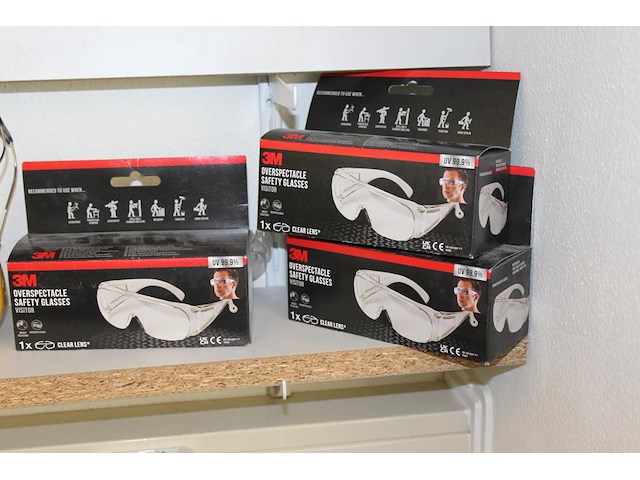 Persoonlijke beschermingsmiddelen w.o. brillen, oordoppen en headsets. - afbeelding 2 van  2