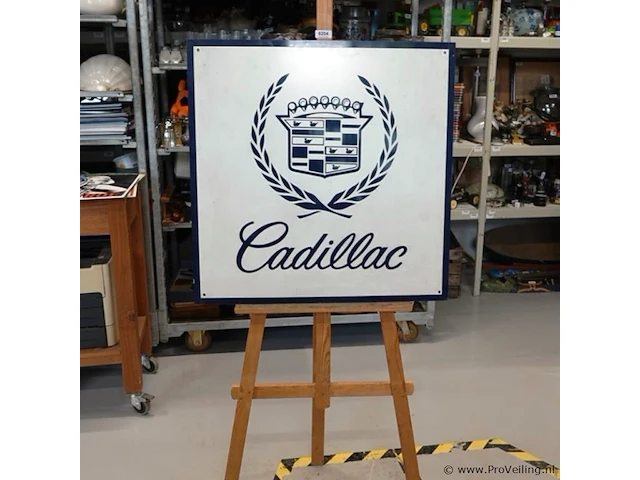 Perspex bord met het klassieke logo van het amerikaanse automerk cadillac - afbeelding 1 van  7