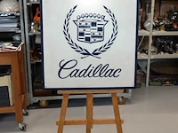 Perspex bord met het klassieke logo van het amerikaanse automerk cadillac