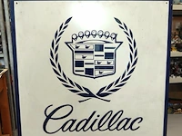 Perspex bord met het klassieke logo van het amerikaanse automerk cadillac - afbeelding 2 van  7