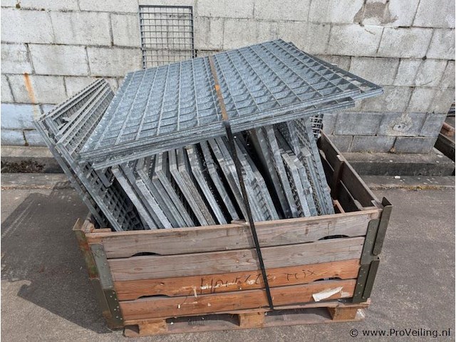 Persroosters in palletkist - afbeelding 1 van  2